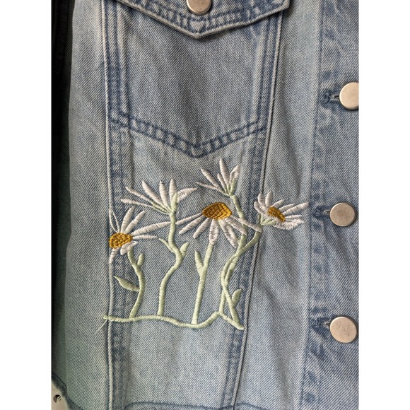 Label Rail Cheap Chic Finds Floral Embroidered Crop Denim Jean Jacket Lg/12 - Picture 2 of 7